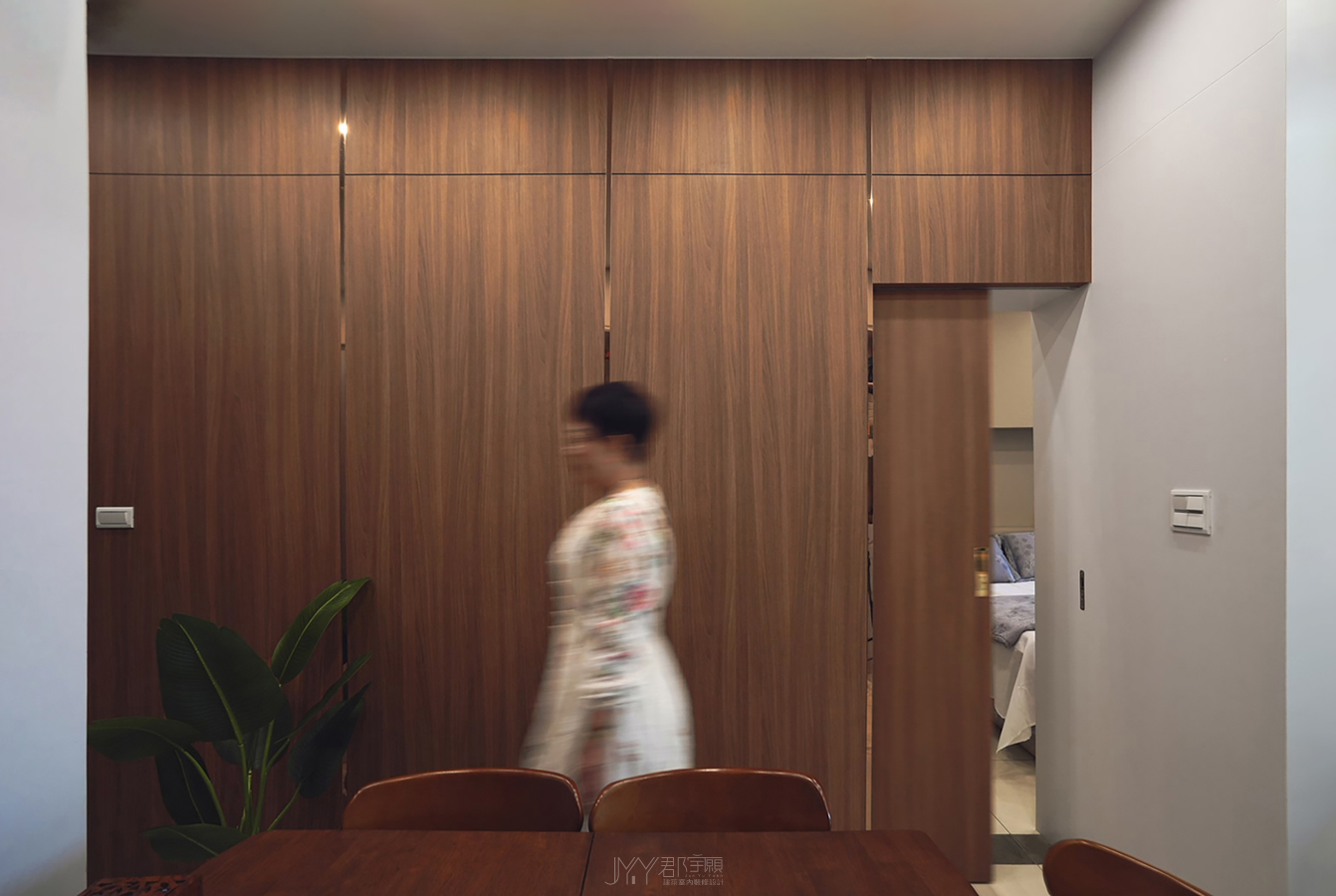 小坪數房間規劃運用多功能家具、垂直收納與視覺放大技巧，讓有限空間兼具機能、美感與舒適度。從格局優化到收納細節，實現高坪效且溫馨的小房間。