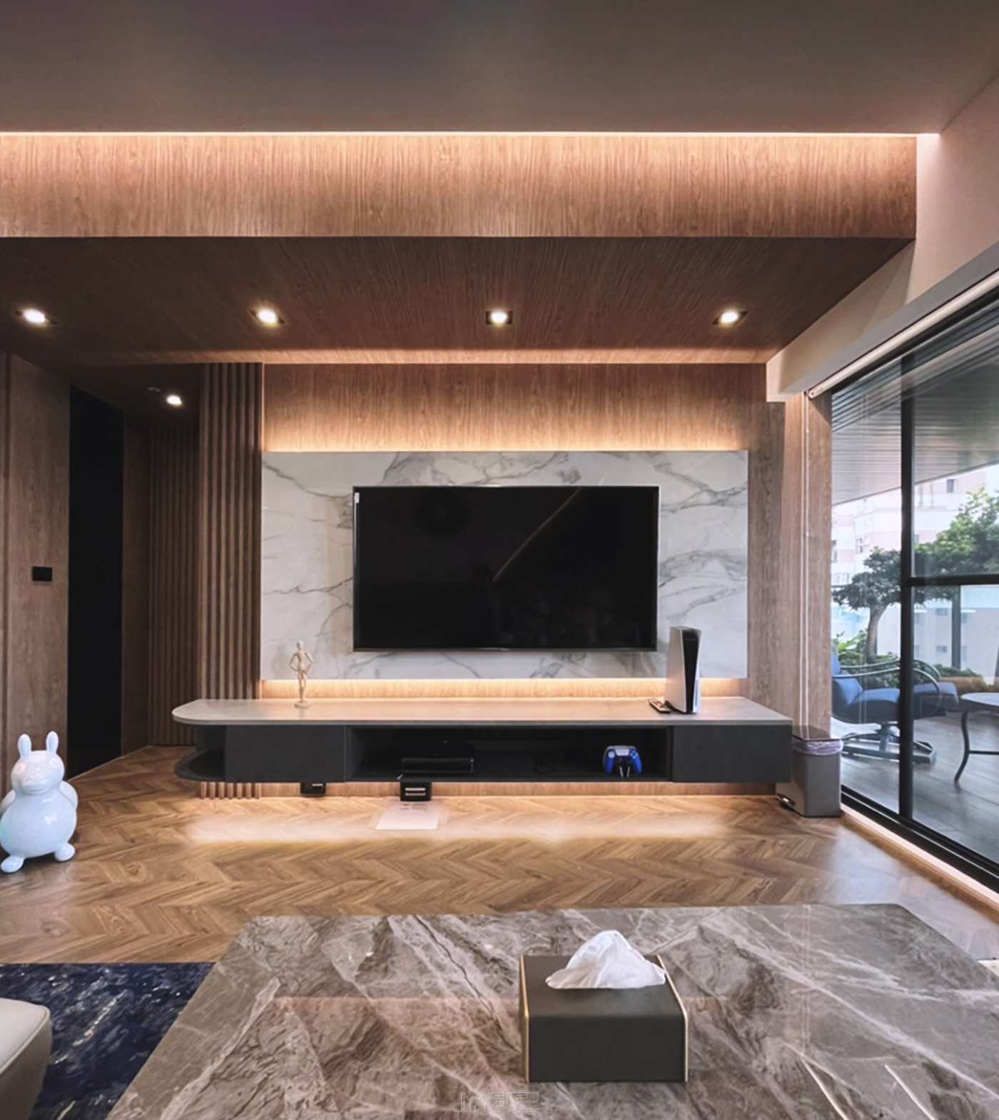 郡宇願以建築思維詮釋光與木的秩序，從新成屋的玄關到臥室，以低飽和色彩與線性光塑造柔中帶剛的裝潢氛圍，將空白的新成屋繪製為一所能呼吸的家。